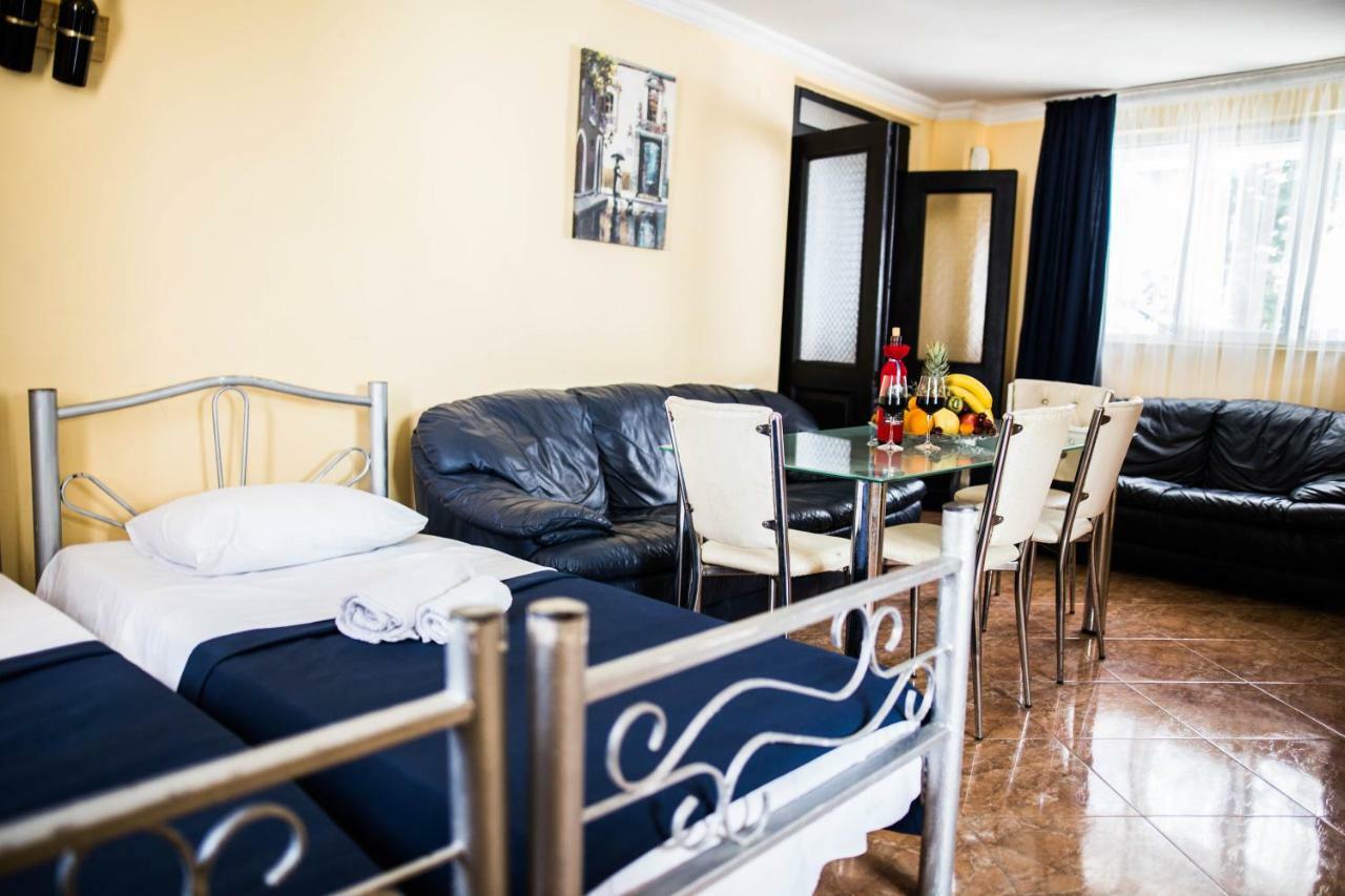 Central Apart-Hotel Batumi Bagian luar foto