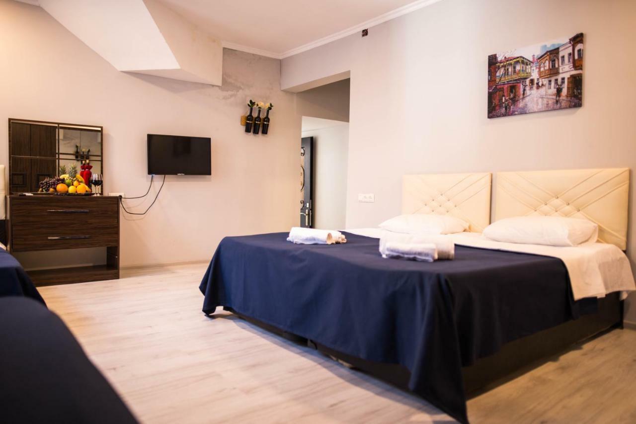 Central Apart-Hotel Batumi Bagian luar foto