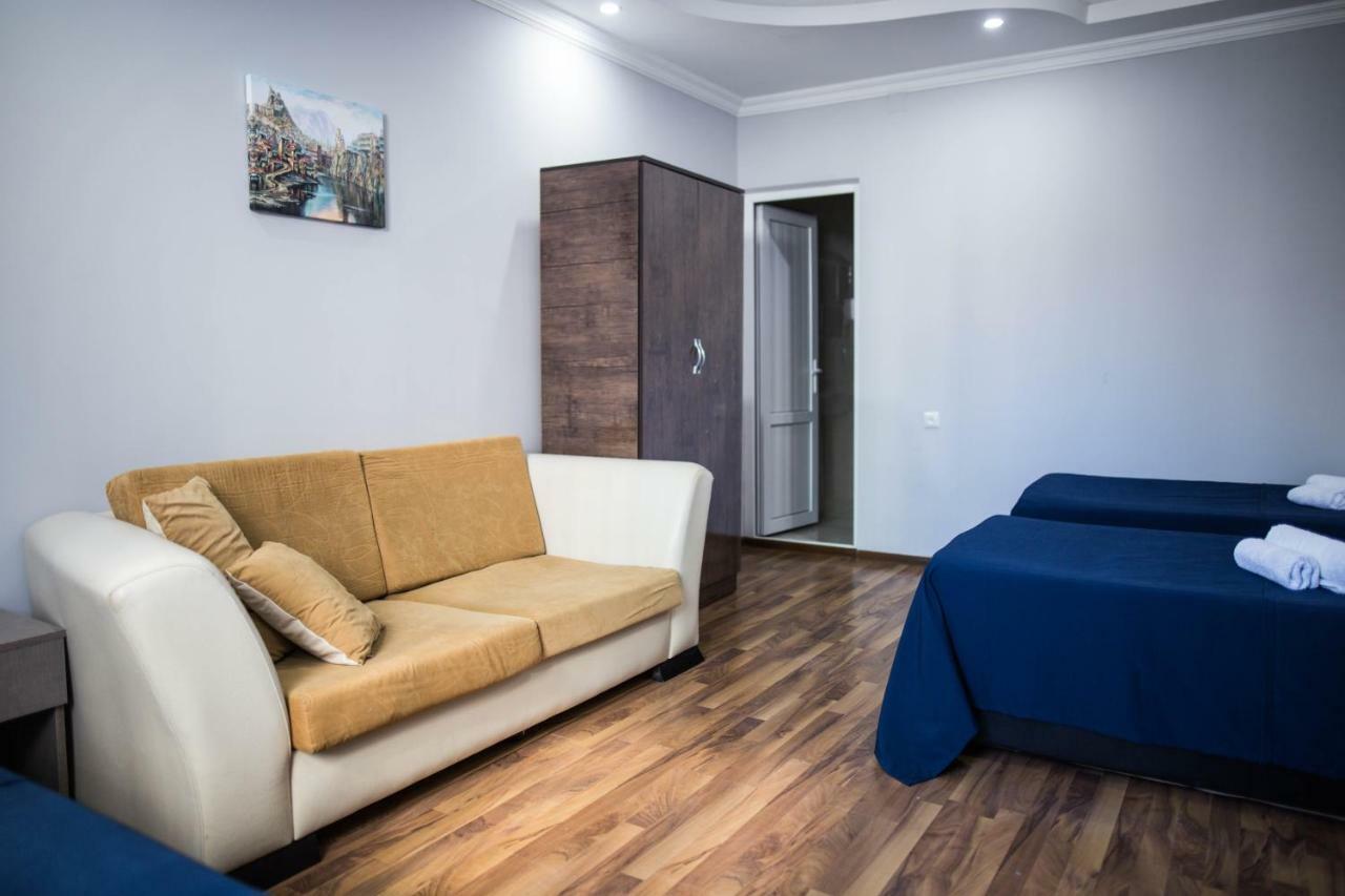 Central Apart-Hotel Batumi Bagian luar foto