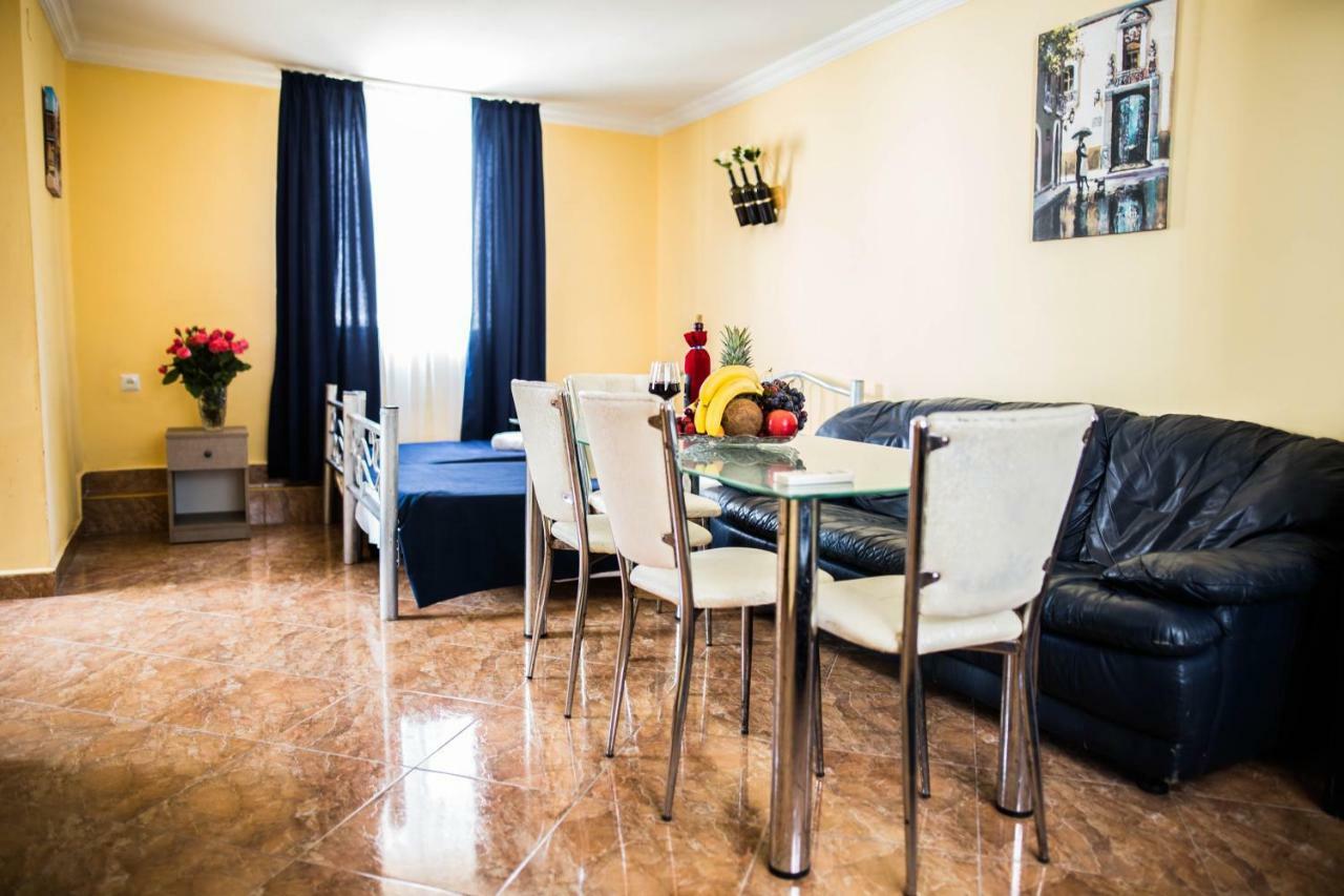 Central Apart-Hotel Batumi Bagian luar foto