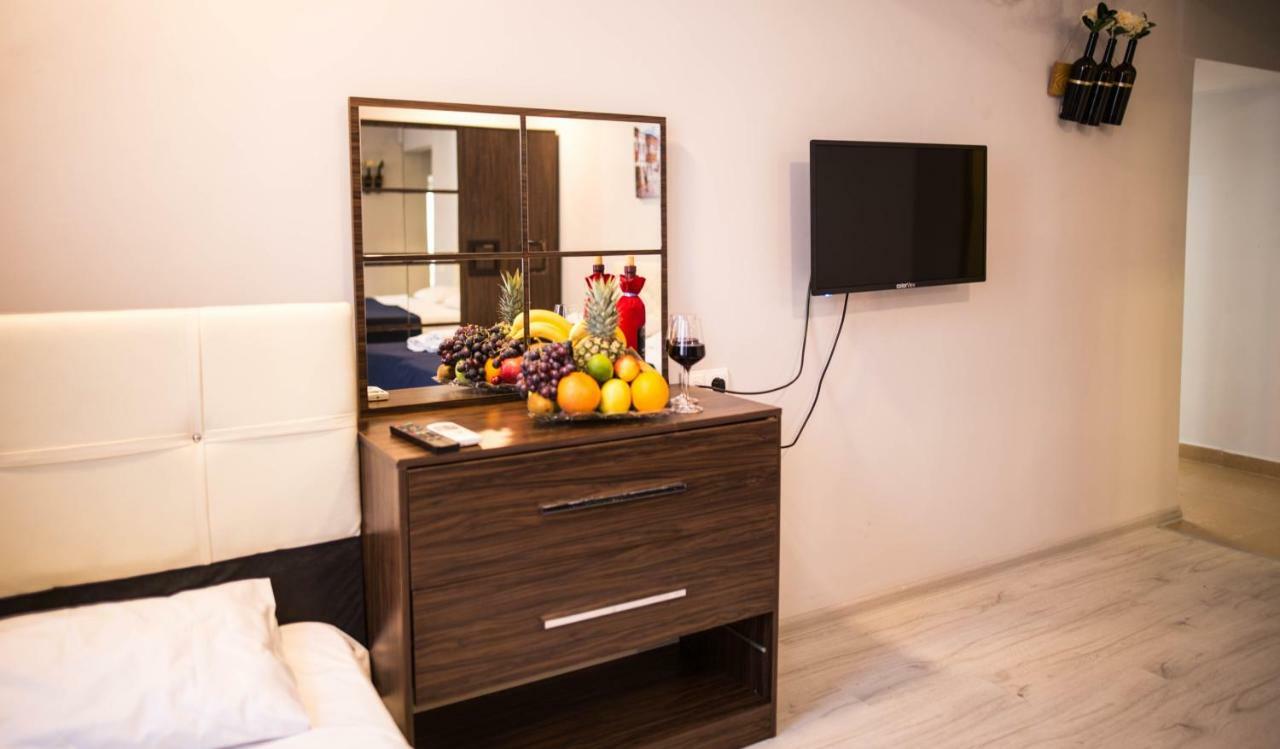 Central Apart-Hotel Batumi Bagian luar foto