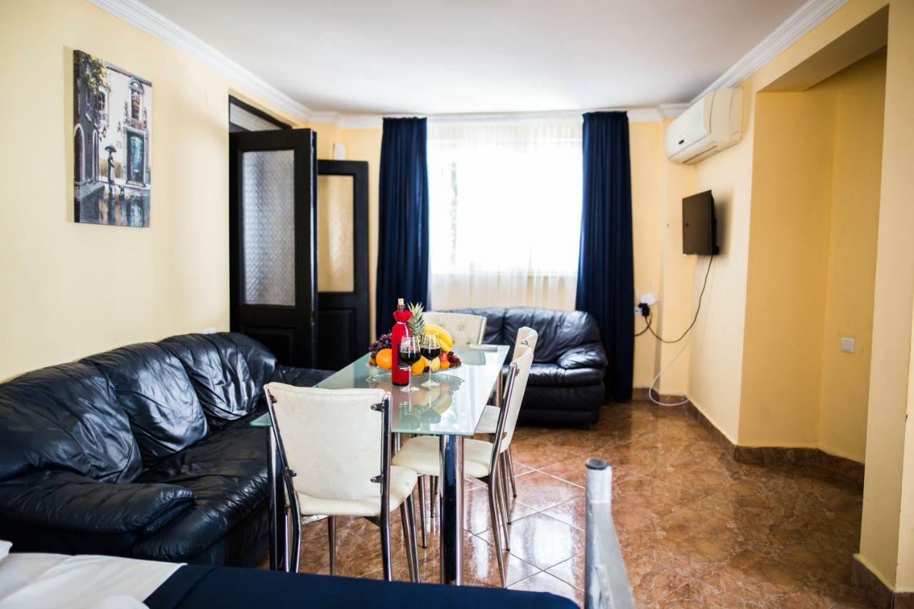 Central Apart-Hotel Batumi Bagian luar foto
