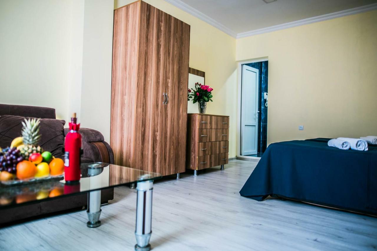Central Apart-Hotel Batumi Bagian luar foto