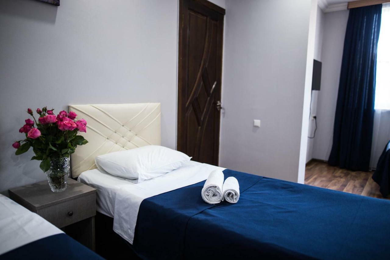 Central Apart-Hotel Batumi Bagian luar foto