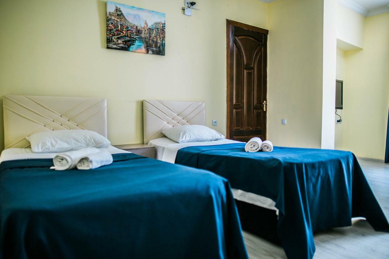 Central Apart-Hotel Batumi Bagian luar foto