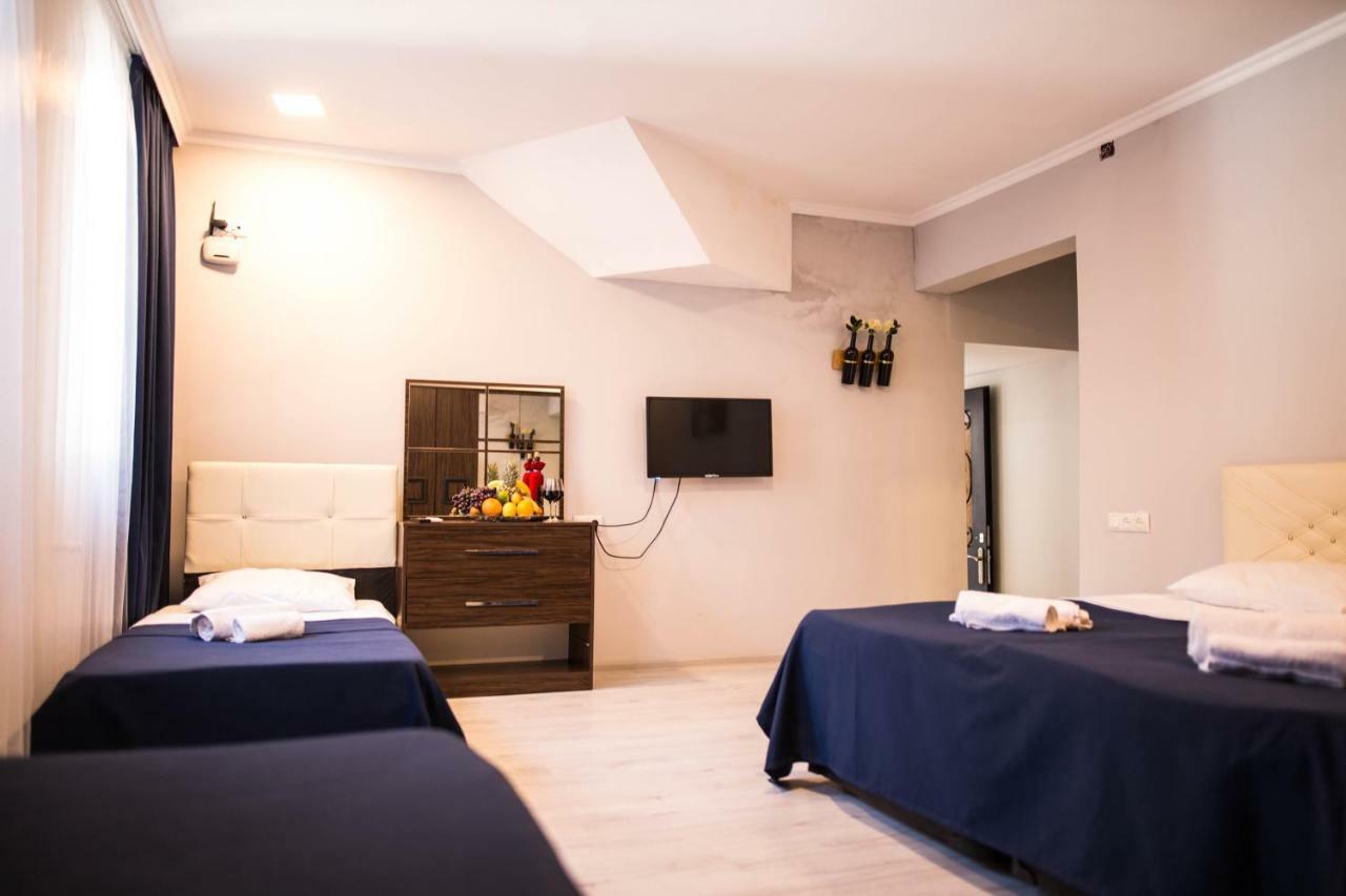 Central Apart-Hotel Batumi Bagian luar foto