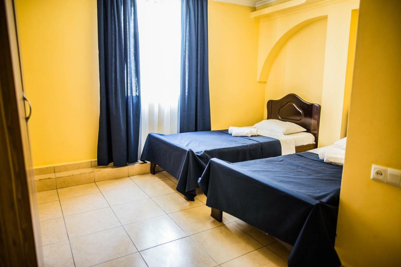 Central Apart-Hotel Batumi Bagian luar foto