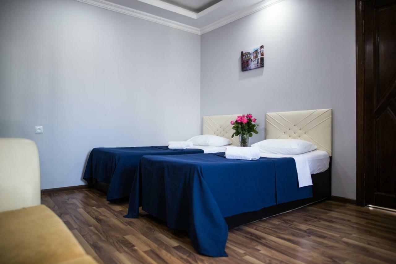 Central Apart-Hotel Batumi Bagian luar foto